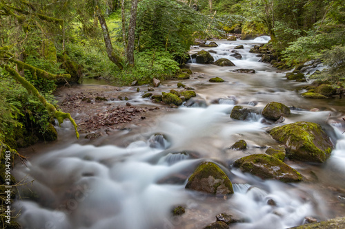Riachos em Murgtal, Suiça