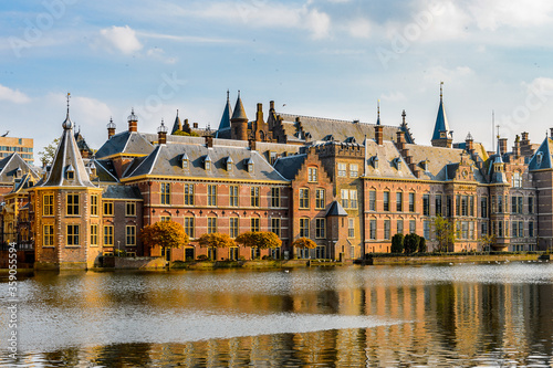 Obraz na płótnie It's The Ridderzaal in Binnenhof with the Hofvijver lake. Meeting place of States General of the Netherlands, the Ministry of General Affairs and the office of the Prime Minister of Netherlands w salonie