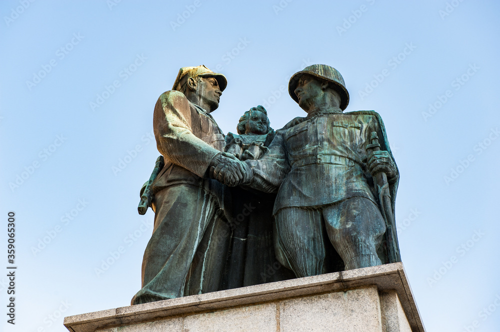Obraz premium It's Monument to the soldiers in Legnica, Poland