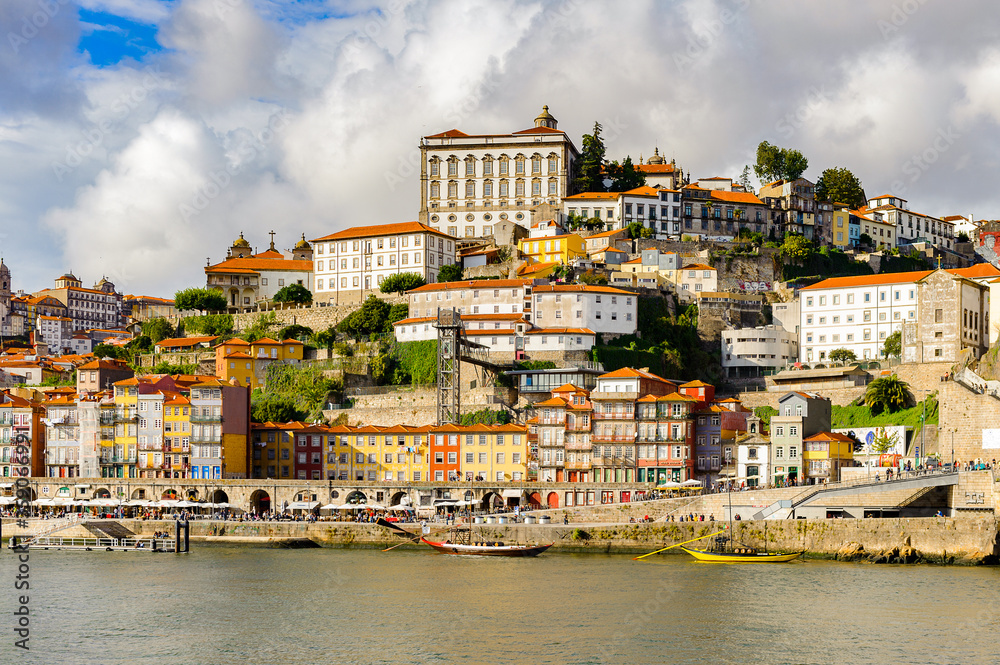 Fototapeta premium Architecture of Douro valley, Porto, Portugal
