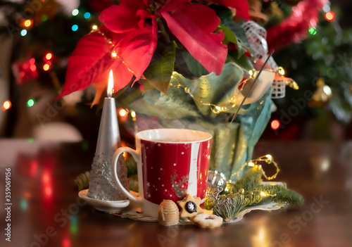 Świąteczna dekoracja z parującym kubkiem herbaty