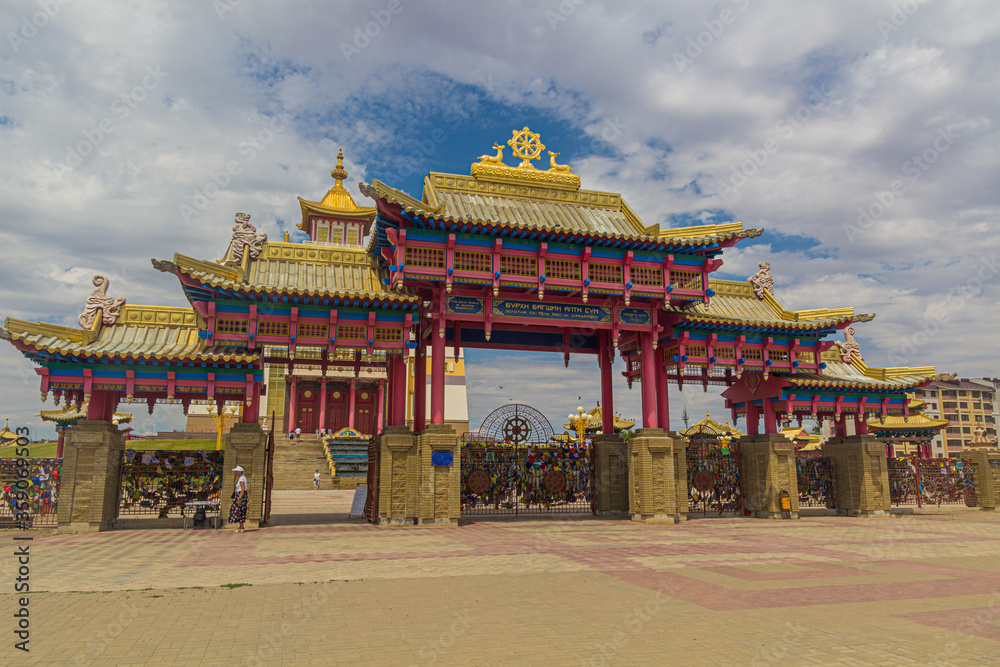 Fototapeta premium Gate of the Buddhist temple complex The Golden Abode of the Buddha Shakyamuni in Elista, Russia
