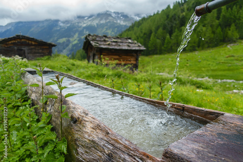 Trinkwasserbrunnen bei alten Almh  tten im Zillertal