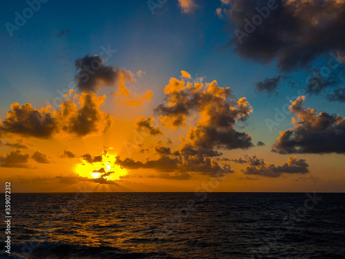 Wolken vor Sonnenuntergang