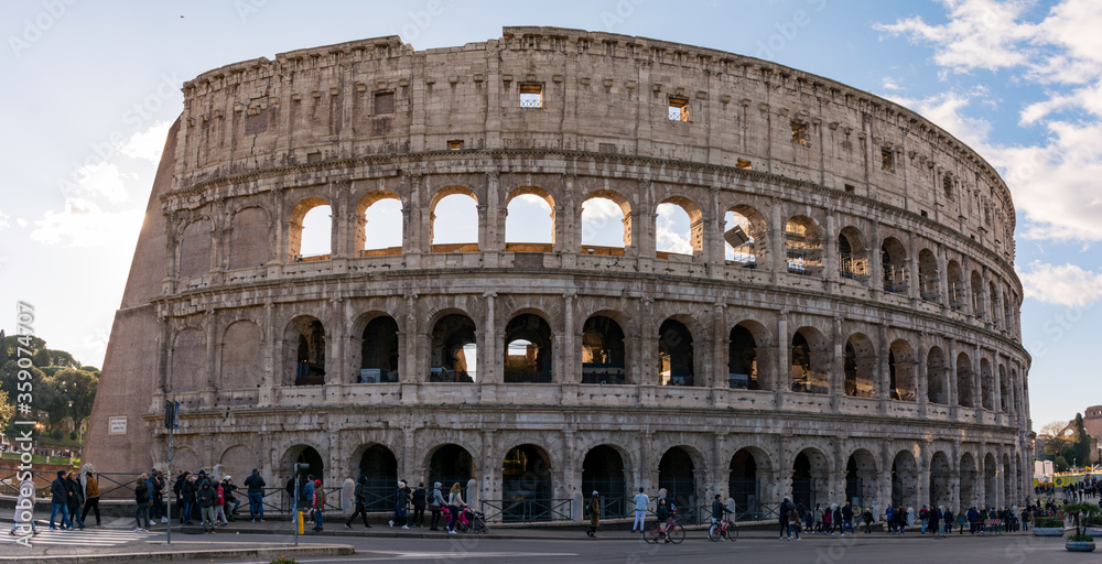 Panorámica del Coliseo de Roma, Italia.