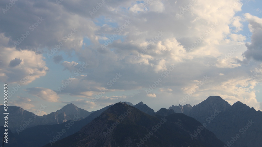 Naklejka premium clouds over the mountain