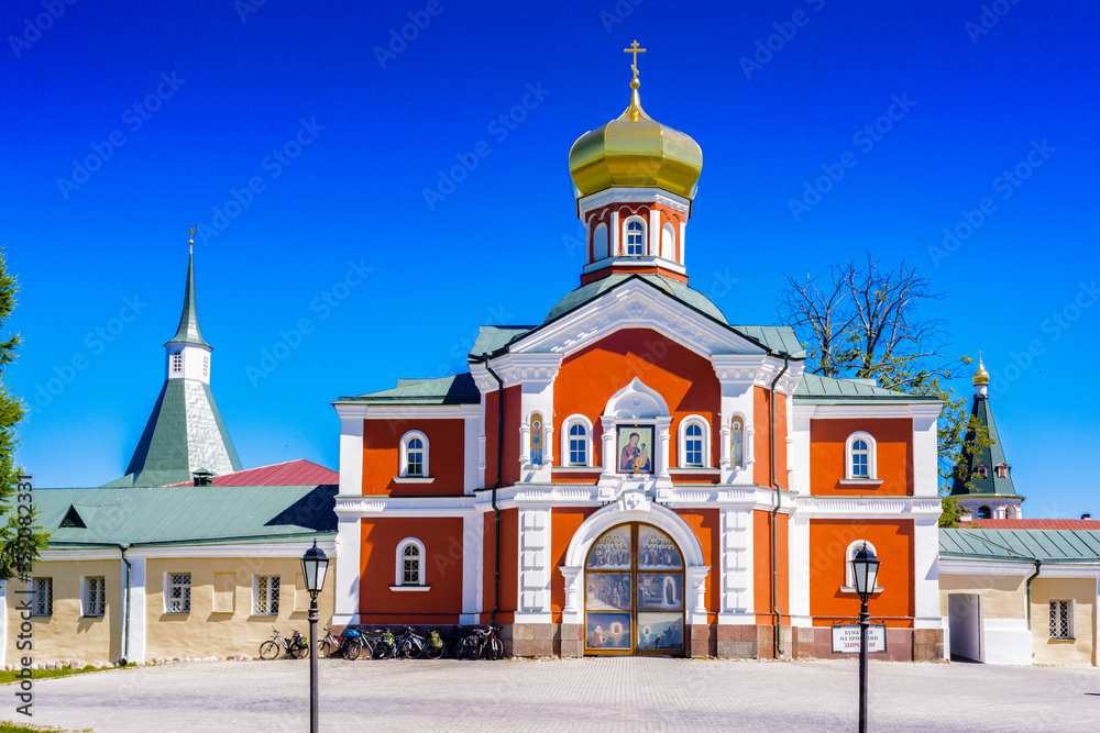 Naklejka premium To klasztor Valday Iversky, rosyjski prawosławny klasztor założony przez patriarchę Nikona w 1653 roku. Jezioro Valdayskoje w obwodzie waldajskim obwodu nowogrodzkiego w Rosji,