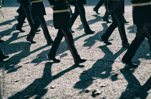 Obraz na plátne Troop of royal guards marching in close-up on textured pavement with dramatic sh