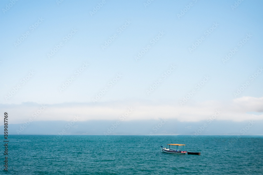 imagem panorâmica de um barco de pesca no meio do mar em um dia de céu azul no litoral norte de são paulo em Ilhabela. papel de parede. imagem panorâmica de um barco de pesca no meio do mar em um dia de céu azul no litoral norte de são paulo em Ilhabela. papel de parede.