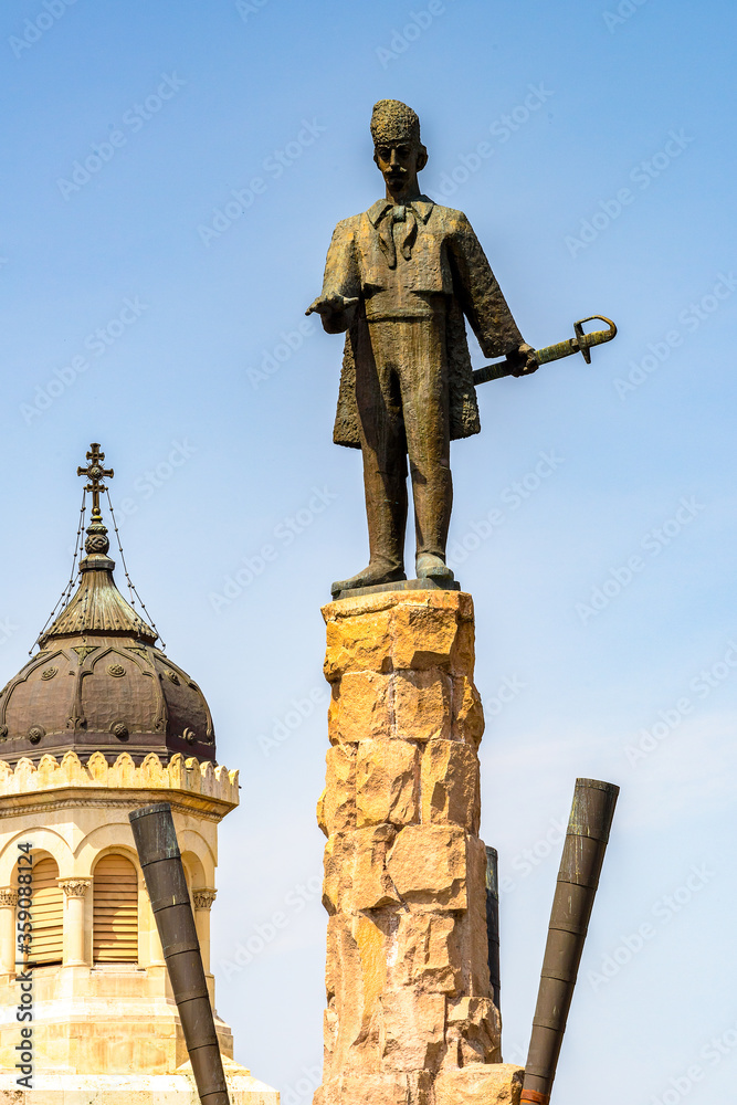 Fototapeta premium Statue of Avram Iancu, Theotokos Cathedral, the most famous Romanian Orthodox church of Cluj-Napoca, Romania