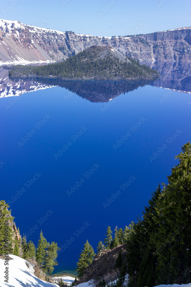 Obraz premium Crater Lake National Park in early spring
