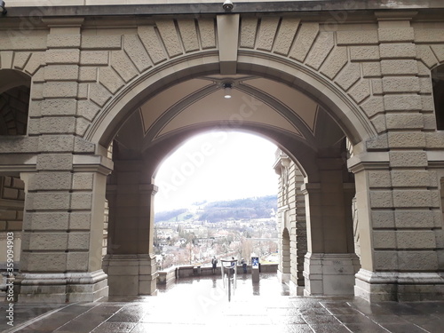 Canvas-taulu archway in the city