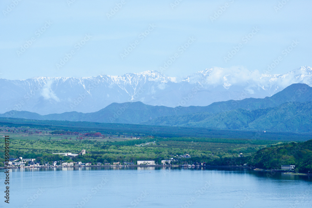 展望台から眺める新緑の山中湖湖畔と南アルプス連峰