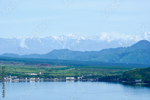 展望台から眺める新緑の山中湖湖畔と南アルプス連峰
