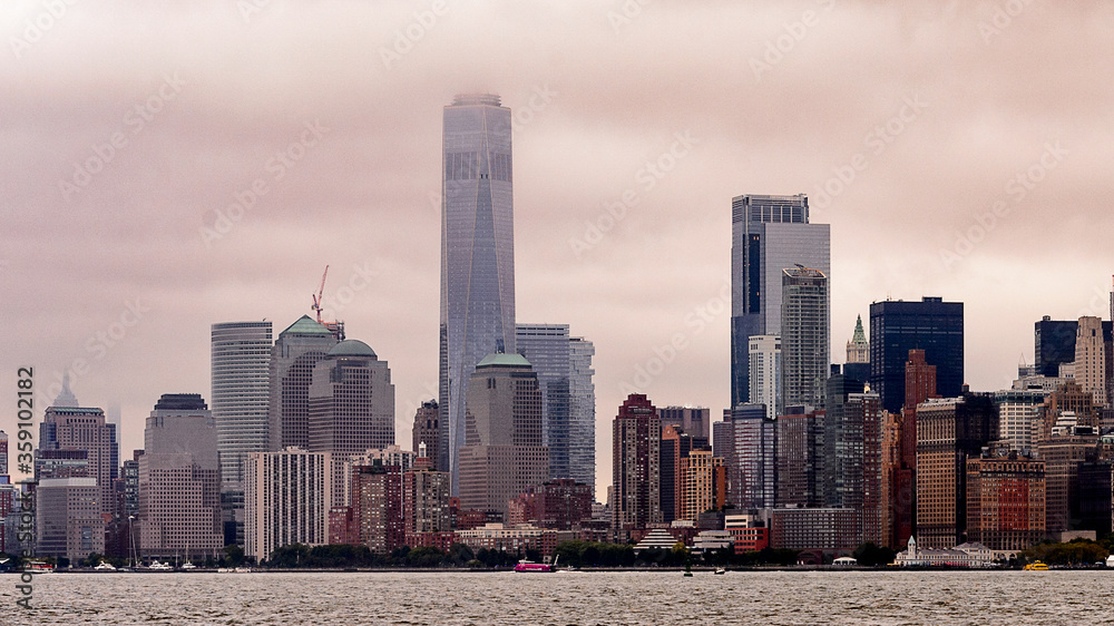 Fototapeta premium Beautiful panoramic view of the Downtown of Manhattan on a cloudy day, NY, United Sates of America