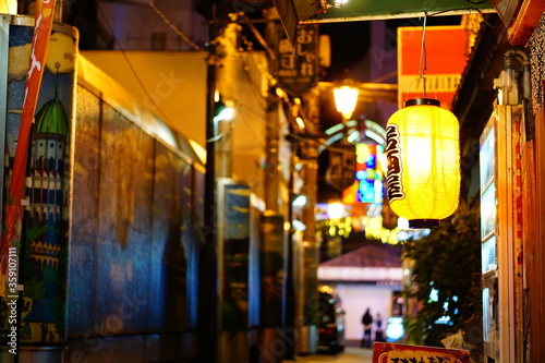 Wallpaper Mural 人通りまばらな夜の繁華街の路地 Torontodigital.ca