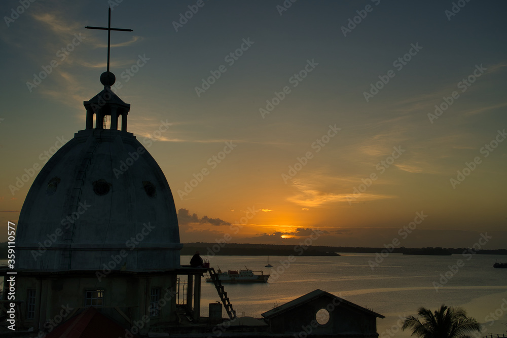 Obraz premium sunset over the church
