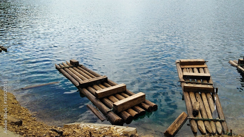 Fototapeta premium lanchas en un lago azul