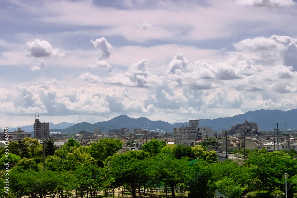 二上山を望む南大阪の市街地と湧き上がる雲