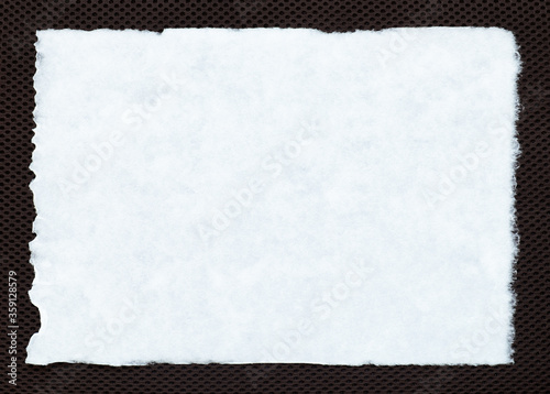 茶色い布の上に置いた、アンティークな白い紙、背景素材