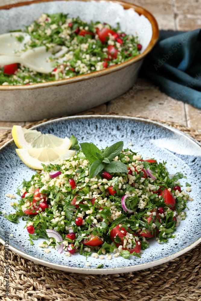 couscous con prezzemolo cipolla e pomodoro