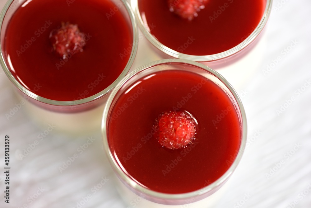 Panna cotta aux framboises Panna cotta aux framboises