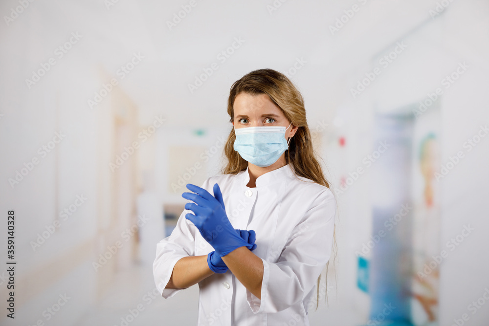 Φωτογραφία Doctor woman surgeon specialist in sterile clothing putting on surgical gloves