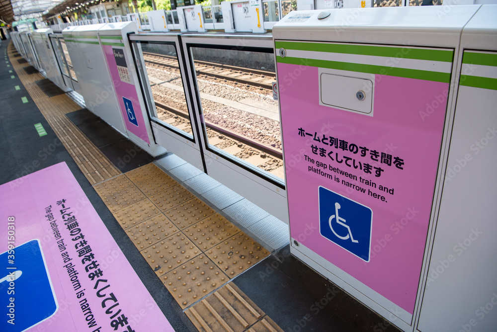 Φωτογραφία 車椅子バリアフリーのホーム案内表示