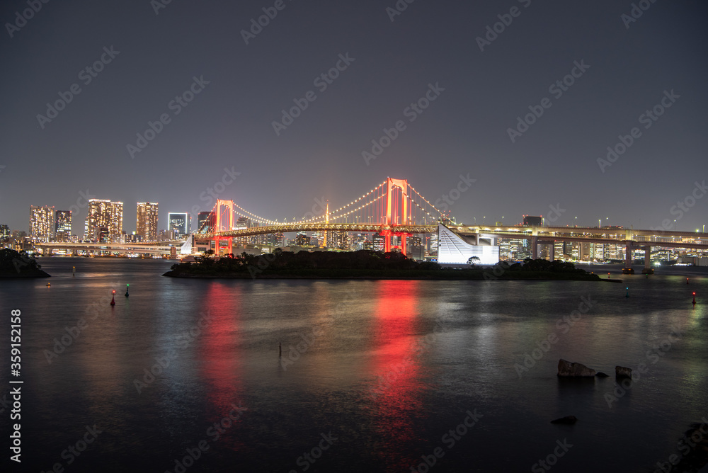 新型コロナウイルス感染拡大で「東京アラート」発動　赤くライトアップされるレインボーブリッジ