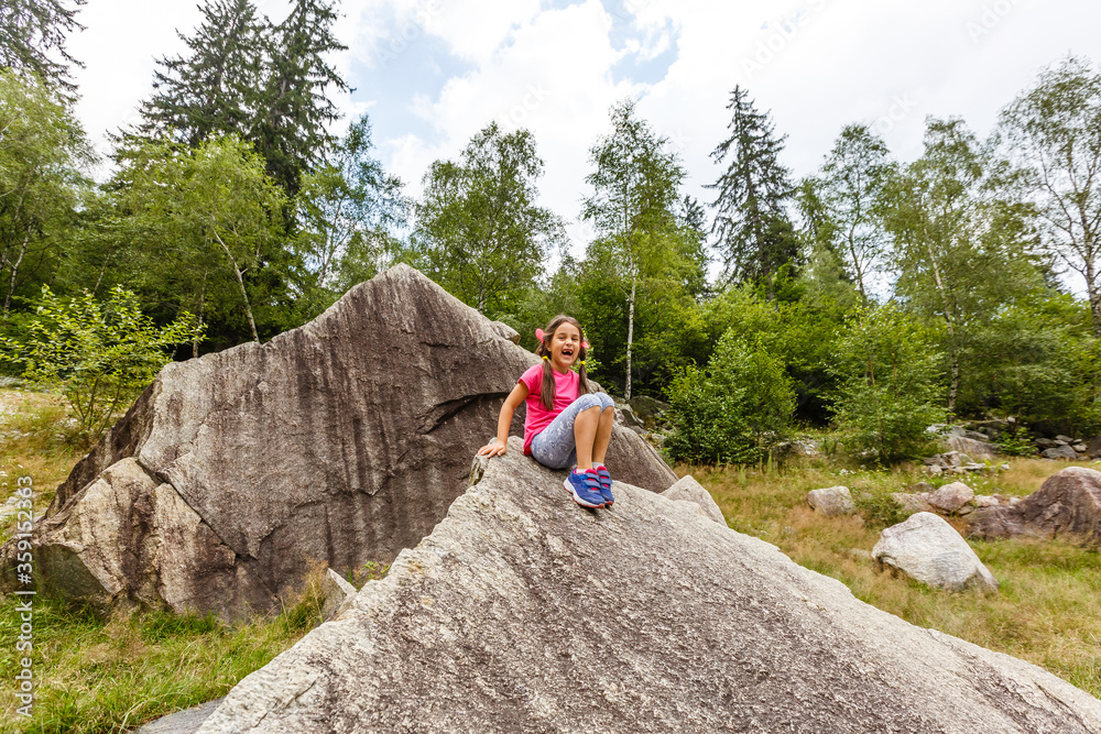 Fototapeta premium little girl looking to italy mountains