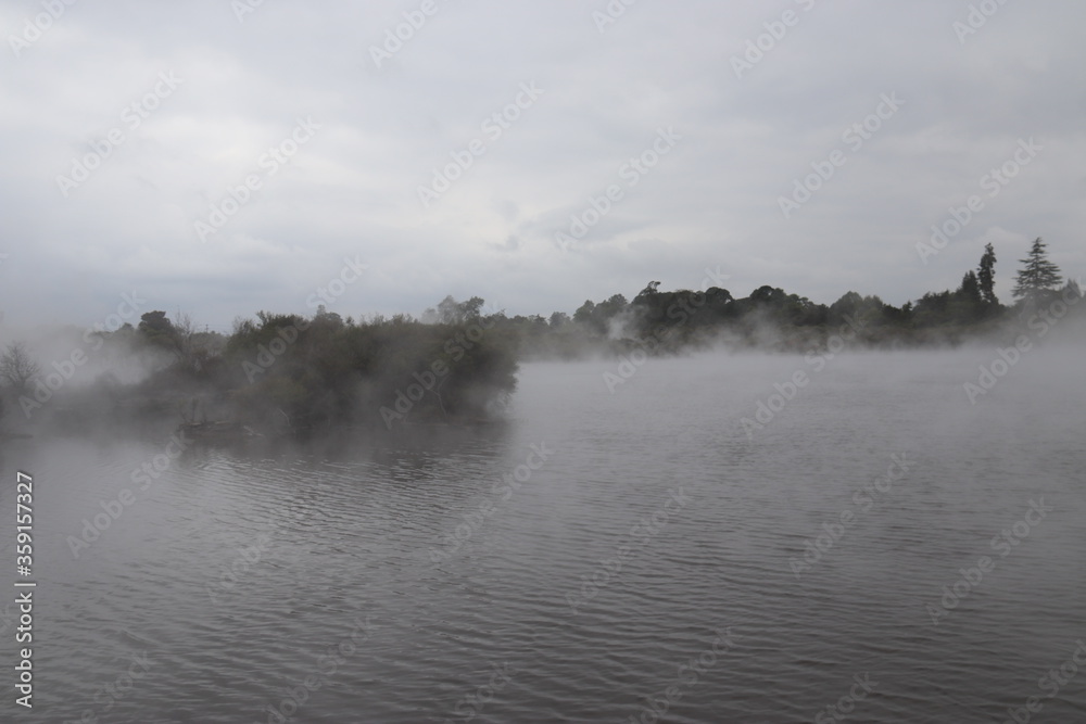 Brume sur un lac d'eau chaude à Whakarewarewa, Nouvelle Zélande	