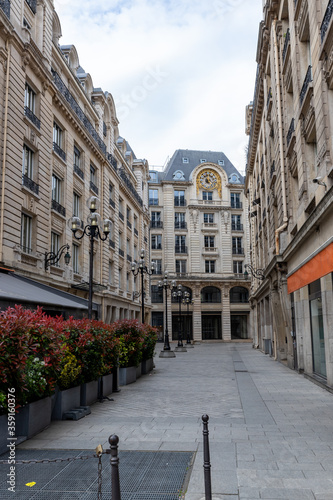 Fototapeta Naklejka Na Ścianę i Meble -  Courtyard in Paris surrounded with historic houses