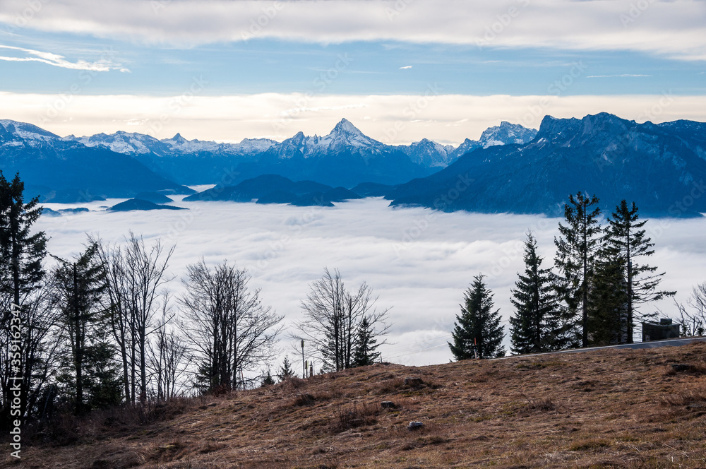Fototapeta premium Winterlicher Blick über Salzburg im Nebel vom Gaisberg Richtung Tennengebirge, Hagengebirge, Watzmann