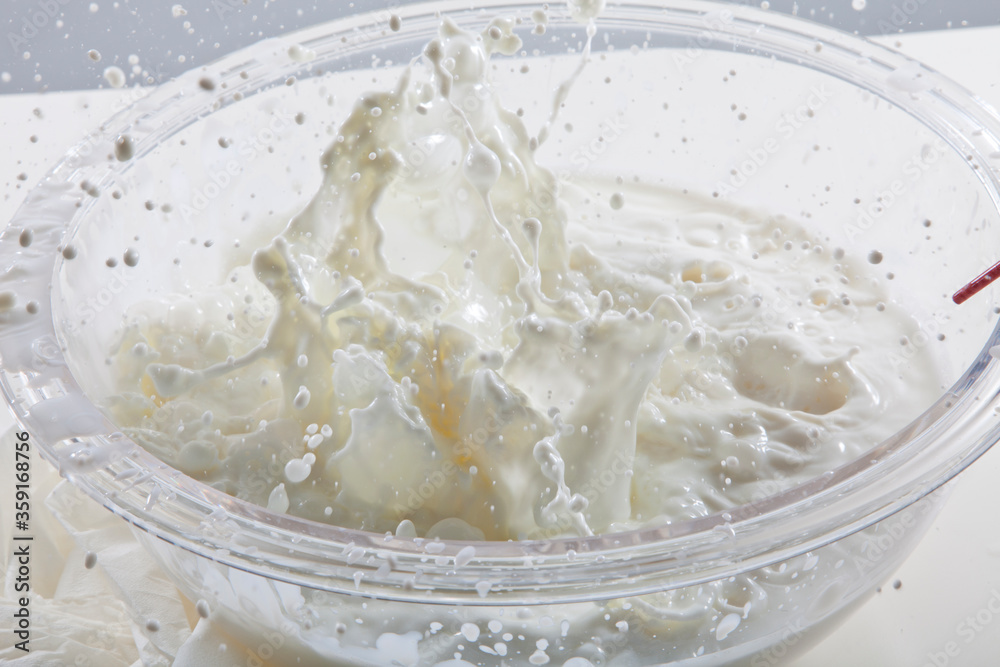 leche en movimiento en bol de cristal. moving milk in a glass bowl. leche en movimiento en bol de cristal. moving milk in a glass bowl.