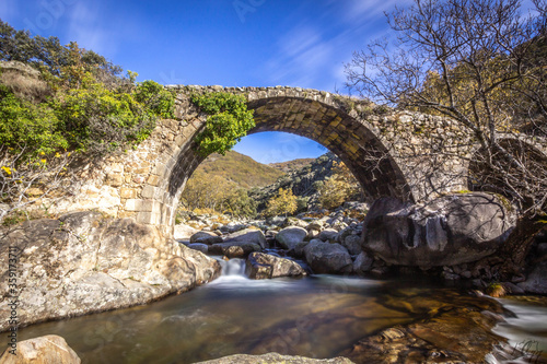 Tableau sur toile puente de Caslos V en la Garganta de los Infiernos , Valle del Jerte (España)