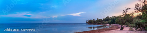 Fotografi Panoramic view of the coast of the Gulf of Finland at sunset, Kotlin island, Rus