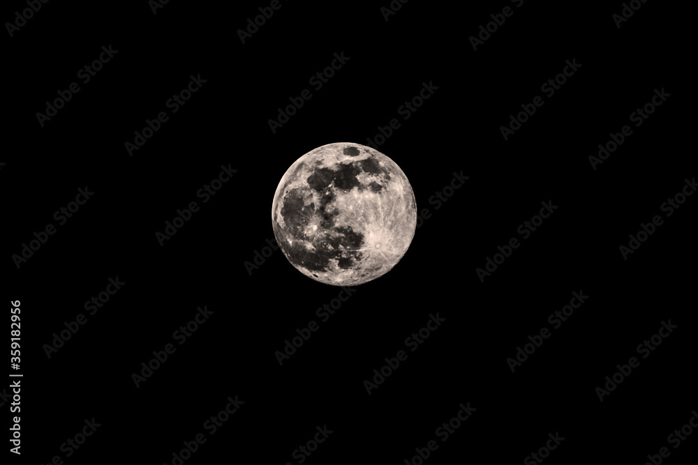 Der wunderschöne Vollmond mit all seinen Kratern