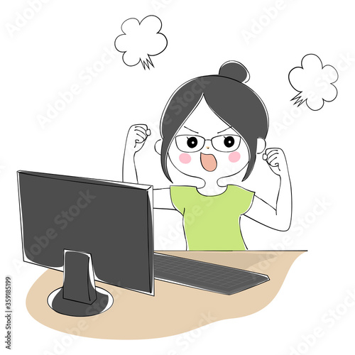 パソコンで作業しながら怒っているメガネをかけた女性
