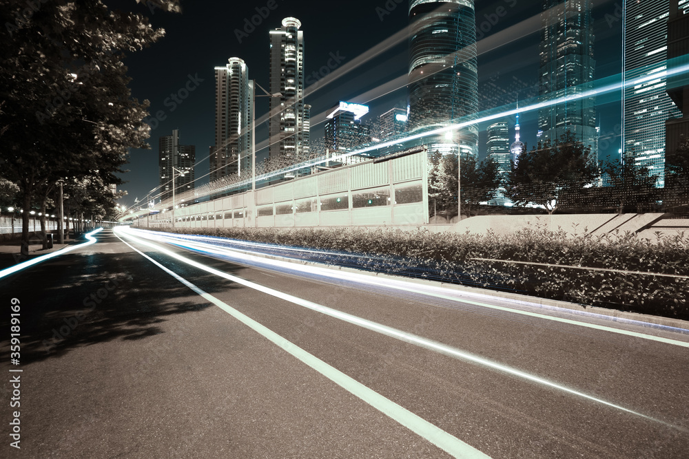 Obraz premium Empty road surface with city landmark buildings of night