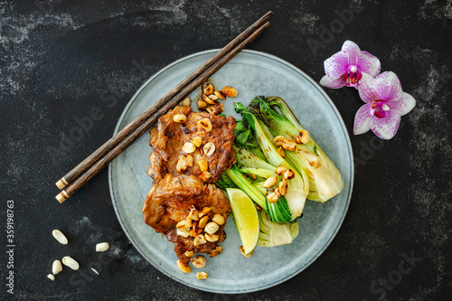 Erdnuss-Hähnchen ohne Knochen mit Pak Choi (Asien)