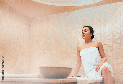 Tableau sur toile Attractive woman relaxing at hammam