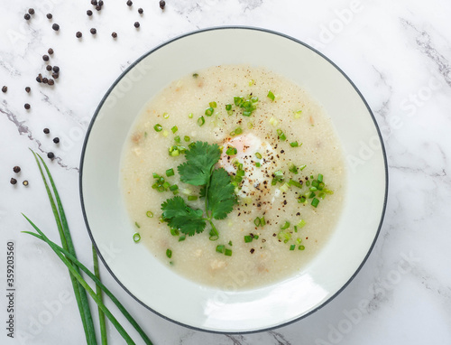 Porridge rice,Ingredients Pepper,Minced pork,Spring onion,Coriander and egg,
Is a healthy food,White background