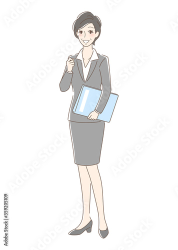 笑顔で立ちポーズを決める女性