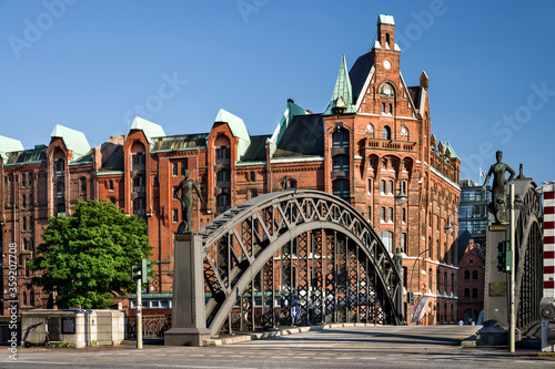 Bild auf Leinwand Brooksbrücke Hamburg Speicherstadt sonnig entzerrt