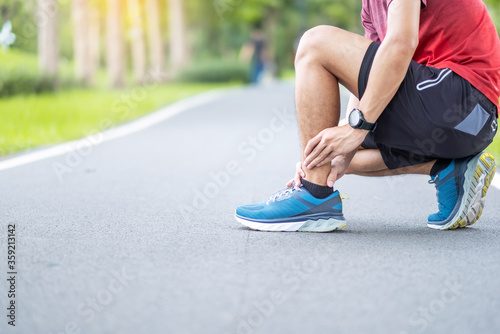 Fotografia Young adult male with his muscle pain during running