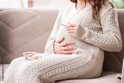 Принти на полотні Man and pregnant woman in antismoking concept