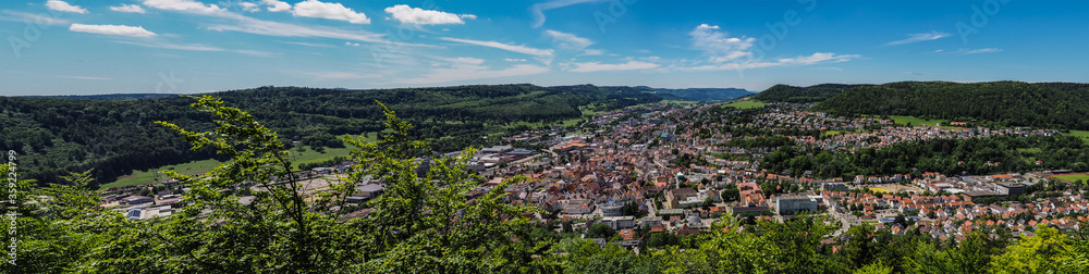 Panorama Albstadt von der Hexenküche aus mit blauem Himmel
