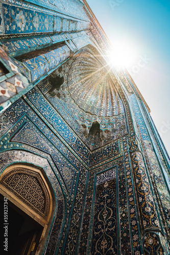 Photos beautiful door with mosaics of Islamic design