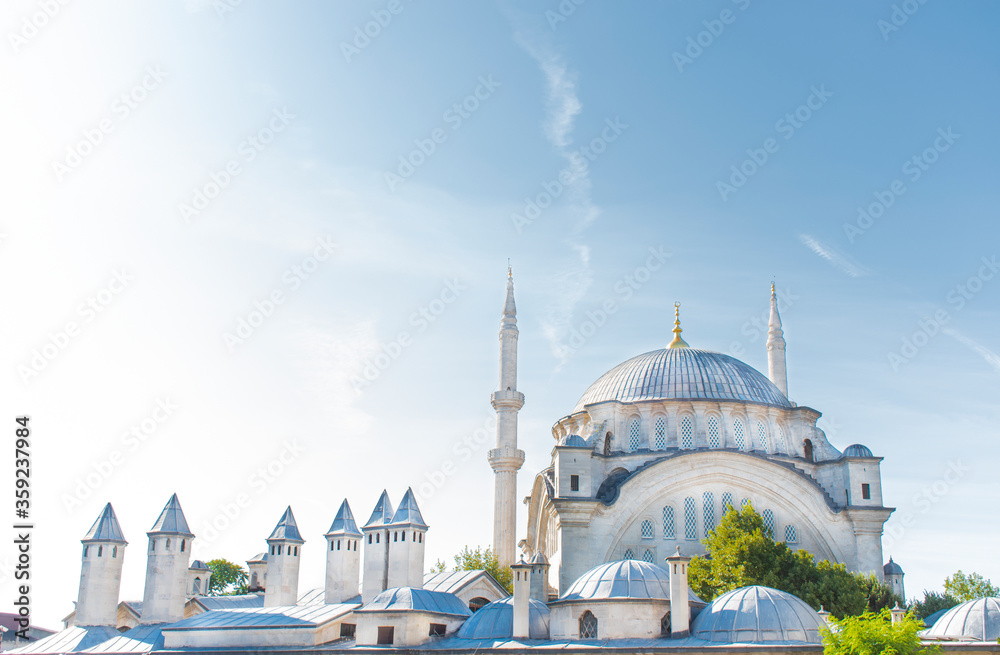 Obraz premium Nuruosmaniye Mosque is the first baroque mosque built in Istanbul. It is located at the entrance of Grand Bazaar in Çemberlitaş district. It was built in 1748-1755.
