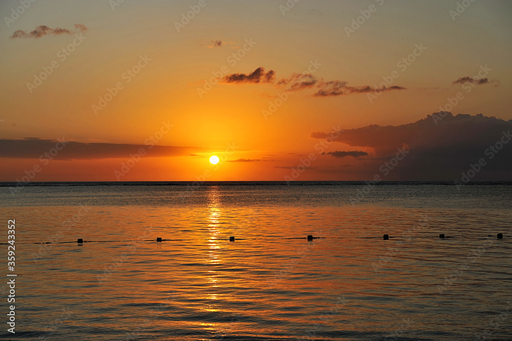 Obraz premium Beautiful sunset on ocean cost of tropical island.